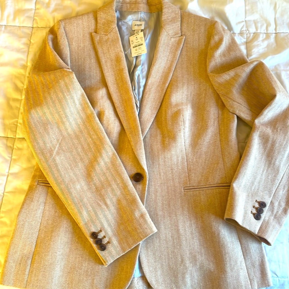 Linen blazer. One button lined in polyester.